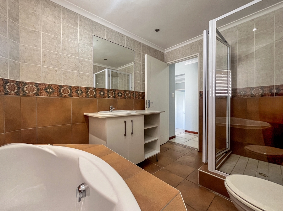 To Let 5 Bedroom Property for Rent in Paradise Beach Western Cape